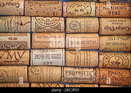 Image abstraite des corks de bouteilles de vin disposés en rangées Banque D'Images