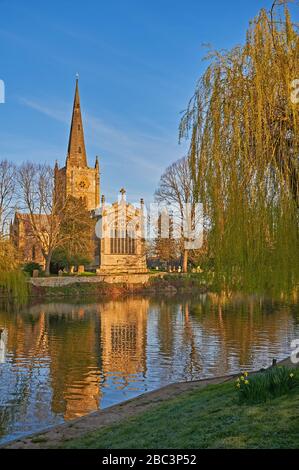 L'église Sainte-Trinité, Stratford-upon-Avon, Warwickshire, lieu de sépulture de William Shakespeare se reflète dans la rivière Avon Banque D'Images