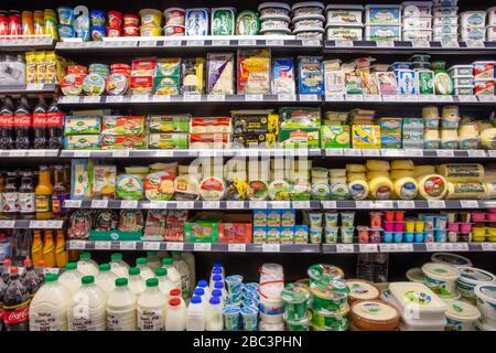 Istanbul, Turquie - 26 mars 2020; section fromage dans la section épicerie fine du centre commercial. Un magasin où différentes marques de fromage sont vendues. Banque D'Images