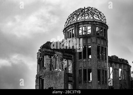 Vue en noir et blanc du dôme DE LA bombe A ou du dôme de Genbaku au parc commémoratif de la paix d'Hiroshima, site classé au patrimoine mondial de l'UNESCO, Japon Banque D'Images