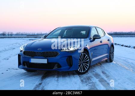 Voiture de sport d'hiver Kia Stinger Banque D'Images