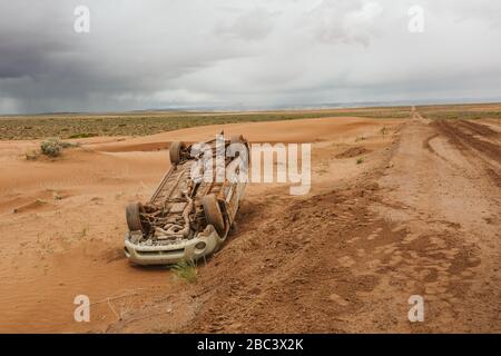 voiture inversée sur un chemin de terre dans le désert en utah Banque D'Images