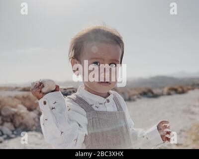 Portrait d'un enfant regardant dans l'appareil photo dans le désert Banque D'Images