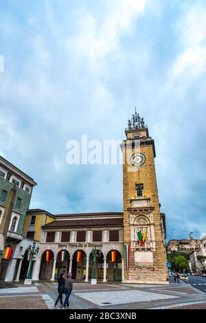 Bergame, Italie - 24 avril 2019: Tour Torre dei Caduti, situé sur la Piazza Vittorio Veneto dans la partie inférieure de la ville de Bergame. Monument dédié à TH Banque D'Images