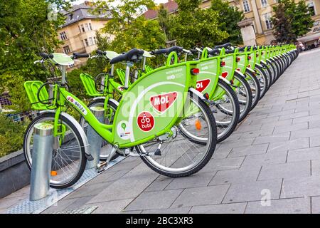 Rangée de vélos sur la station d'accueil de Bubi (officiellement: MOL Bubi) système public de partage de vélos dans les rues de Budapest Banque D'Images