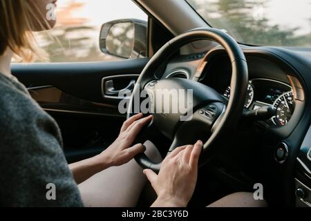 Vue intérieure d'une femme qui conduit à Big sur au coucher du soleil Banque D'Images