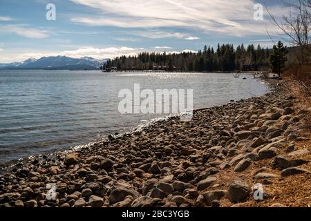 Rive du lac Tahoe avec arbres et montagnes en arrière-plan Banque D'Images