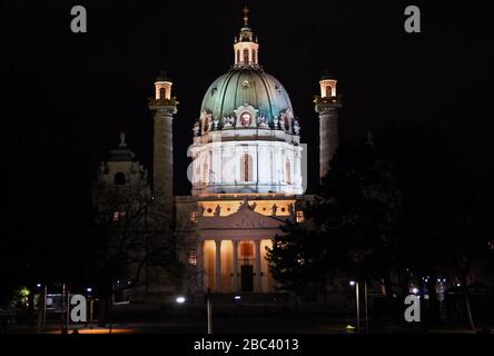 Une église à Wien pendant une nuit d'hiver en Autriche Banque D'Images