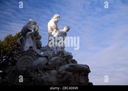 Belle sculpture blanche dans le jardin de Schoenbrunn Banque D'Images