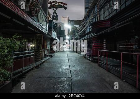 La vie nocturne déserte 'oi Cowboy' au coeur de Bangkok Covid 19 Banque D'Images