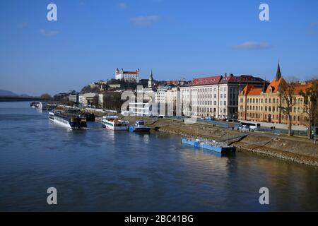 Vue sur la rivière Bratislava en une journée ensoleillée Banque D'Images