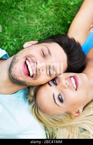 Jeune couple outdoors Banque D'Images