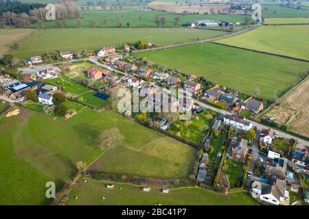 Vue aérienne sur le cottage pittoresque du Shropshire au début du printemps au Royaume-Uni Banque D'Images