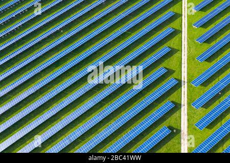 Vue aérienne du haut vers le bas sur le champ des panneaux solaires Banque D'Images