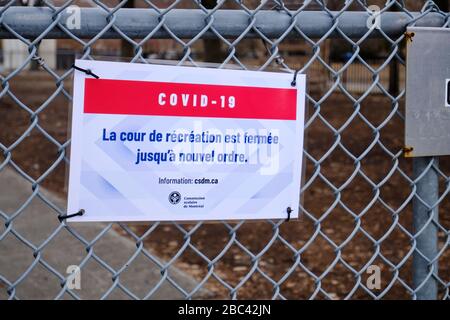 Montréal, Québec, Canada. 2 avril 2020. Fermeture du panneau de cour d'école en raison de l'épidémie de COVID 19 dans la ville Banque D'Images