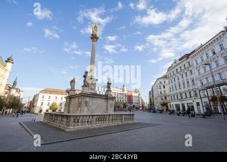 BRNO, TCHÉQUIE - 4 NOVEMBRE 2019: Namesti Svobody, également appelée place de la liberté, à Brno, République tchèque, avec la colonne de peste baroque, ou Morovy Slou Banque D'Images