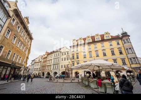 PRAGUE, TCHÉQUIE - 1 NOVEMBRE 2019: Place Namesti mâle avec passage des touristes. La place, pavée de pavés, est un monument emblématique de l'ic Banque D'Images