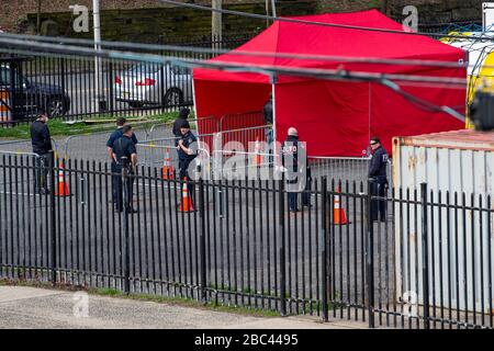 Jersey City, New Jersey, États-Unis. 02 avril 2020. Les premiers intervenants se trouvent sur le site de test de Covid-19, sur Marin Boulevard, à Jersey City, dans le New Jersey. Crédit obligatoire: Kostas Lymperopoulos/CSM/Alay Live News Banque D'Images