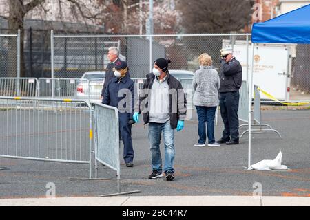 Jersey City, New Jersey, États-Unis. 02 avril 2020. Les premiers intervenants travaillent sur le site de test de Covid-19, sur Marin Boulevard, à Jersey City, dans le New Jersey. Crédit obligatoire: Kostas Lymperopoulos/CSM/Alay Live News Banque D'Images