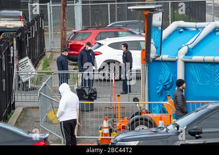 Jersey City, New Jersey, États-Unis. 02 avril 2020. Les premiers intervenants regardent le site de test de Covid-19 sur Marin Boulevard à Jersey City, New Jersey. Crédit obligatoire: Kostas Lymperopoulos/CSM/Alay Live News Banque D'Images