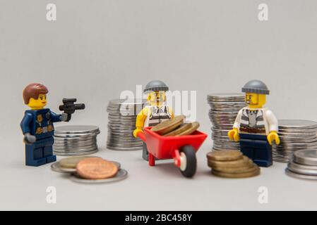 Florianopolis, Brésil, 28 mars 2020: Les bandits sont arrêtés par la police. Les minifures LEGO sont fabriqués par le groupe Lego. Banque D'Images