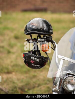 2 casques suspendus sur une moto lors d'un rallye Rolling Thunder Banque D'Images