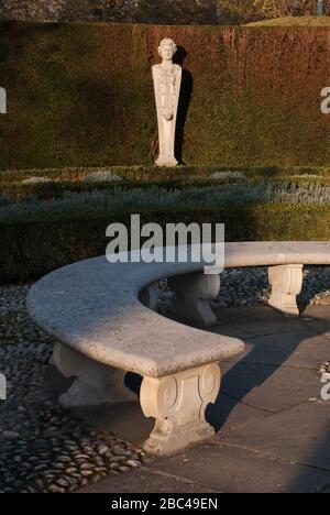 Statues en pierre dans le jardin du XVIIe siècle à Kew Palace, jardins botaniques royaux Kew Gardens, Richmond, Londres, Banque D'Images