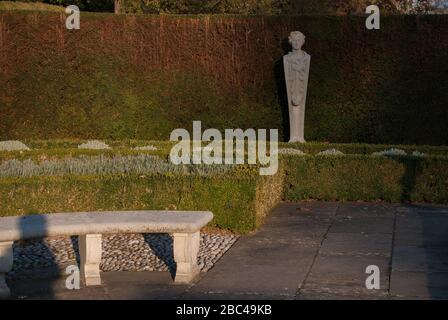 Statues en pierre dans le jardin du XVIIe siècle à Kew Palace, jardins botaniques royaux Kew Gardens, Richmond, Londres, Banque D'Images