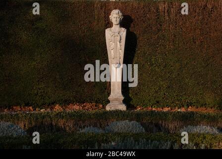 Statues en pierre dans le jardin du XVIIe siècle à Kew Palace, jardins botaniques royaux Kew Gardens, Richmond, Londres, Banque D'Images