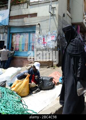 Une femme éthiopienne musulmane voilée sur le marché de Mercato à Addis-Abeba, en Ethiopie. Banque D'Images