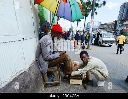 Chaussures de polissage sur le marché Mercato à Addis-Abeba, Ethiopie. Banque D'Images