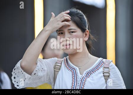 Femme chinoise sur Jianghan Road, Wuhan, Chine Banque D'Images