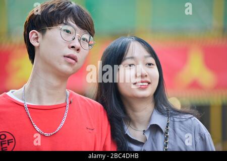 Jeune couple chinois sur Jianghan Road, Wuhan, Chine Banque D'Images