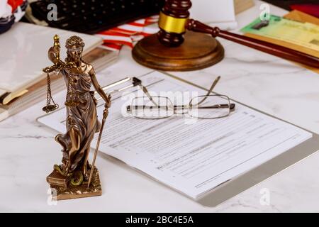 Statue de justice avec consultation de cabinet d'avocats professionnels du juge gavel avec des échelles de justice. Banque D'Images