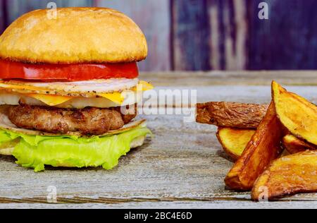 Délicieux hamburger au fromage double maison et frites Banque D'Images