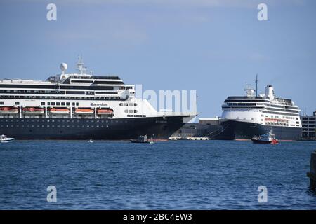 Ffort Lauderdale FL, États-Unis. 02 avril 2020. Le bateau de croisière de Rotterdam A arrive à Port Everglades alors que le bateau de croisière de Zaandam est amarré. Le bateau de croisière Holland America était en mer depuis 19 jours après que les ports sud-américains ont refusé leur entrée en raison de l'éclosion de coronavirus après que les gens ont été testés positifs pour COVID-19. Le 2 avril 2020 à fort Lauderdale, en Floride. Crédit: Mpi04/Media Punch/Alay Live News Banque D'Images