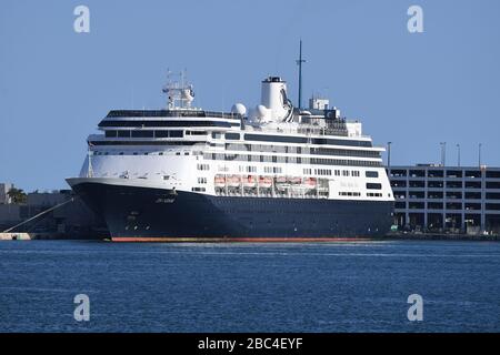 Ffort Lauderdale FL, États-Unis. 02 avril 2020. Le bateau de croisière Zaandam est amarré à Port Everglades. Le bateau de croisière Holland America était en mer depuis 19 jours après que les ports sud-américains ont refusé leur entrée en raison de l'éclosion de coronavirus après que les gens ont été testés positifs pour COVID-19. Le 2 avril 2020 à fort Lauderdale, en Floride. Crédit: Mpi04/Media Punch/Alay Live News Banque D'Images