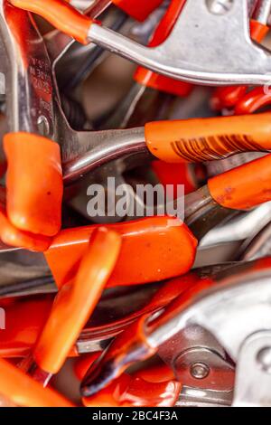 Gros plan des pinces à ressort à poignée orange Banque D'Images