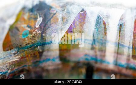 gros plan sur un récipient bien utilisé d'eau qui a été utilisé par un artiste Banque D'Images