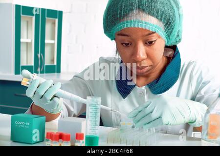 Test PCR pour coronavirus. La jeune femme africaine en technologie, scientifique ou médique en pelage blanc et chapeau effectue un test pour détecter le SRAS-CoV-2 dans les échantillons de patients, m Banque D'Images