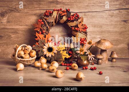 Arrangement de Thanksgiving d'automne avec couronne décorée avec des feuilles d'automne et des rubans de feutre de baies d'orange. Panier d'oignons, citrouilles décoratives, le automne Banque D'Images