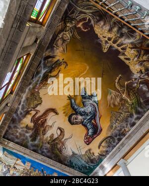 Principal, escalier en marbre, orné de peintures murales mexicaines et de verre teinté, au château de Chapultepec à Mexico. Maintenant connu sous le nom de Musée National d'Histoire Banque D'Images
