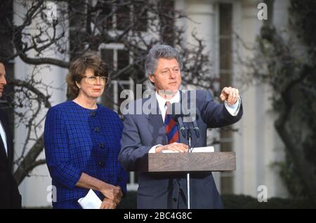 Le président des États-Unis Bill Clinton, à droite, présente Janet Reno, procureur de l'État du comté de Miami-Dade, en Floride, comme son choix d'être procureur général des États-Unis dans le jardin Rose de la Maison Blanche à Washington, DC le 11 février 1993. Si elle est confirmée, Mme Reno deviendra la première femme à servir de procureur général des États-Unis.Credit: Howard L. Sachs/CNP | usage dans le monde entier Banque D'Images