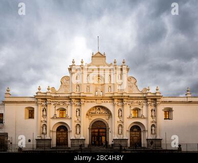 Cathédrale Saint-Joseph près de la place principale dans le centre-ville d'Antigua, Guatemala. Banque D'Images