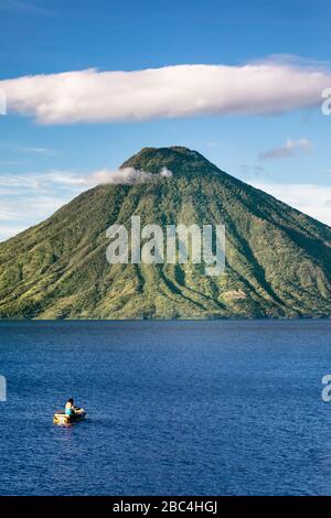 Pêcheur et le volcan San Pedro, lac Atitlan, Guatemala. Banque D'Images