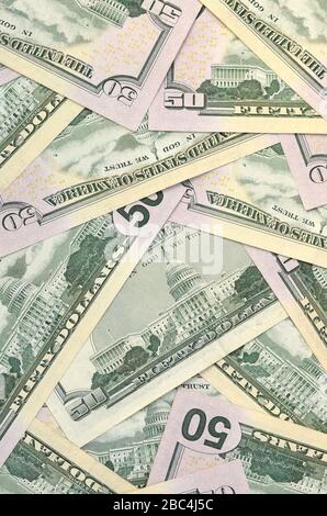 De nombreuses factures de cinquante dollars américains sur fond plat se rapprochés. Vue du dessus de la couche plate. Succès abstrait ou concept commercial Banque D'Images