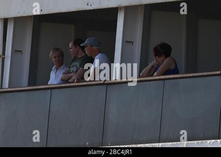 Ffort Lauderdale FL, États-Unis. 02 avril 2020. Passagers vus sur le bateau de croisière de Rotterdam après son arrivée à Port Everglades. Le bateau de croisière Holland America était en mer depuis 19 jours après que les ports sud-américains ont refusé leur entrée en raison de l'éclosion de coronavirus après que les gens ont été testés positifs pour COVID-19. Le 2 avril 2020 à fort Lauderdale, en Floride. Crédit: Mpi04/Media Punch/Alay Live News Banque D'Images