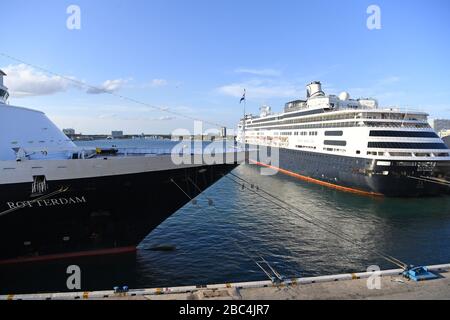 Ffort Lauderdale FL, États-Unis. 02 avril 2020. Le bateau de croisière de Rotterdam arrive à Port Everglades alors que le bateau de croisière de Zaandam est amarré. Le bateau de croisière Holland America était en mer depuis 19 jours après que les ports sud-américains ont refusé leur entrée en raison de l'éclosion de coronavirus après que les gens ont été testés positifs pour COVID-19. Le 2 avril 2020 à fort Lauderdale, en Floride. Crédit: Mpi04/Media Punch/Alay Live News Banque D'Images