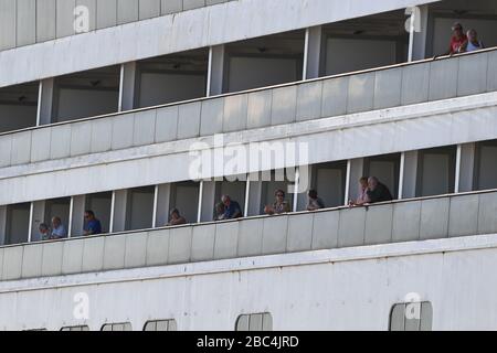 Ffort Lauderdale FL, États-Unis. 02 avril 2020. Passagers vus sur le bateau de croisière de Rotterdam après son arrivée à Port Everglades. Le bateau de croisière Holland America était en mer depuis 19 jours après que les ports sud-américains ont refusé leur entrée en raison de l'éclosion de coronavirus après que les gens ont été testés positifs pour COVID-19. Le 2 avril 2020 à fort Lauderdale, en Floride. Crédit: Mpi04/Media Punch/Alay Live News Banque D'Images