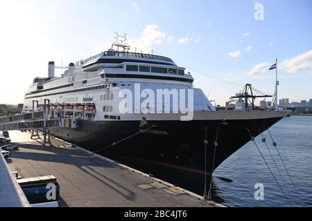 Ffort Lauderdale FL, États-Unis. 02 avril 2020. Le bateau de croisière de Rotterdam est amarré à Port Everglades. Le bateau de croisière Holland America était en mer depuis 19 jours après que les ports sud-américains ont refusé leur entrée en raison de l'éclosion de coronavirus après que les gens ont été testés positifs pour COVID-19. Le 2 avril 2020 à fort Lauderdale, en Floride. Crédit: Mpi04/Media Punch/Alay Live News Banque D'Images